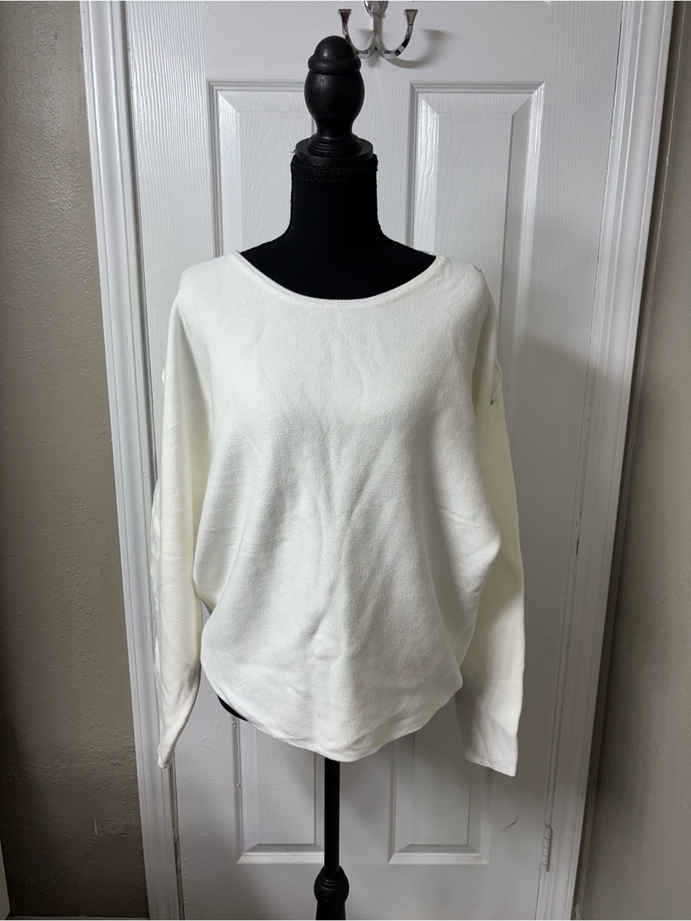 Tahari White Scoop Neck Pullover Sweater